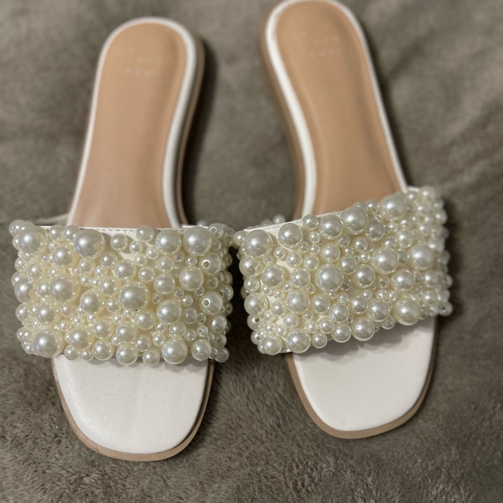 Elegant Pearl Embellished White Slides